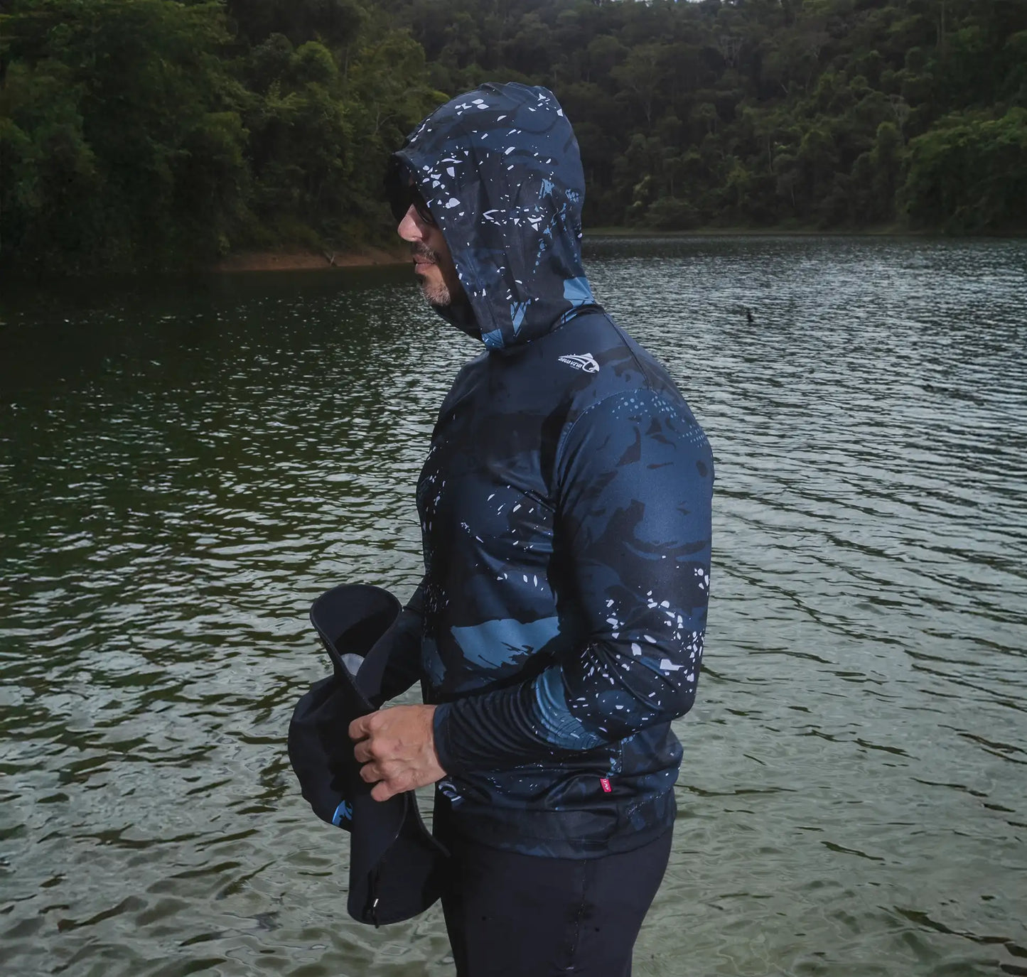 CAMISA COM CAPUZ INTRUDER