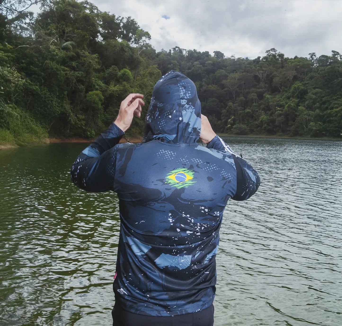 CAMISA COM CAPUZ INTRUDER