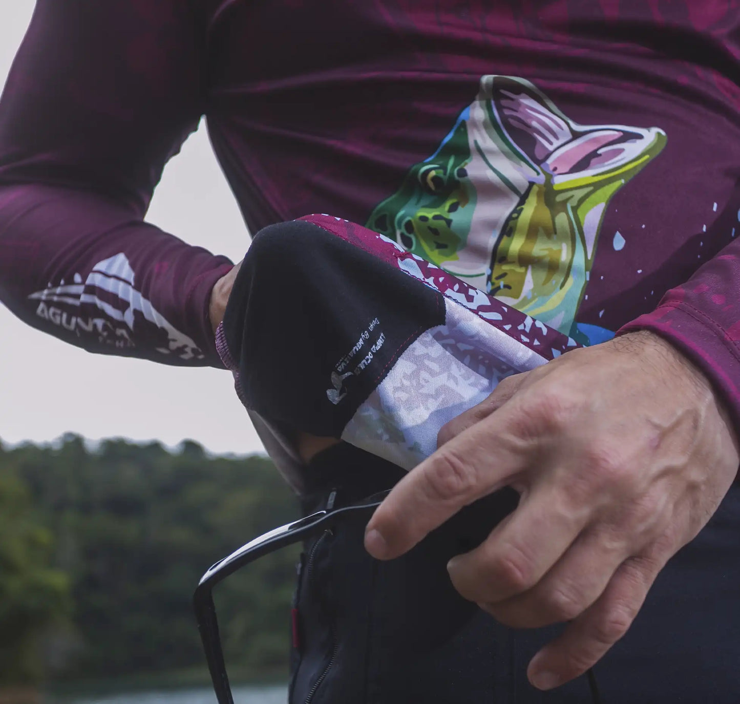 CAMISA COM CAPUZ INTRUDER